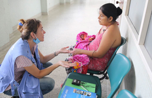 Zika: a mother with a baby in a hospital, PAHO