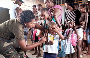 En Angola, des enfants sont vaccinés contre la fièvre jaune